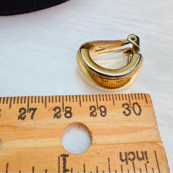 Vintage Agatha, Paris France, goldtone, weighted, half hoop clip on earrings - Picture 4 of 6